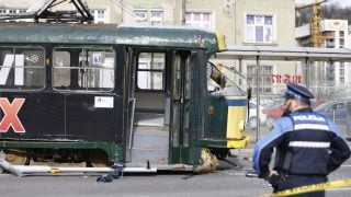 Tramvaj iskliznuo s tračnica u Sarajevu, oštećeno vozilo na kolniku nakon nesreće u kojoj je jedna osoba poginula, a četiri su ozlijeđene.