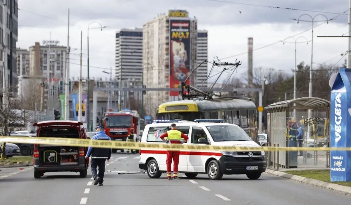 U Sarajevu dan žalosti, 17-godišnja djevojka bori se za život
