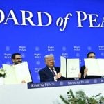 Donald Trump, šeik Isa bin Salman bin Hamad al-Khalifa i Nasser Bourita drže potpisanu osnivačku povelju Odbora za mir na Svjetskom ekonomskom forumu u Davosu 2026.