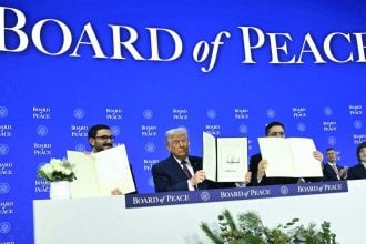 Donald Trump, šeik Isa bin Salman bin Hamad al-Khalifa i Nasser Bourita drže potpisanu osnivačku povelju Odbora za mir na Svjetskom ekonomskom forumu u Davosu 2026.