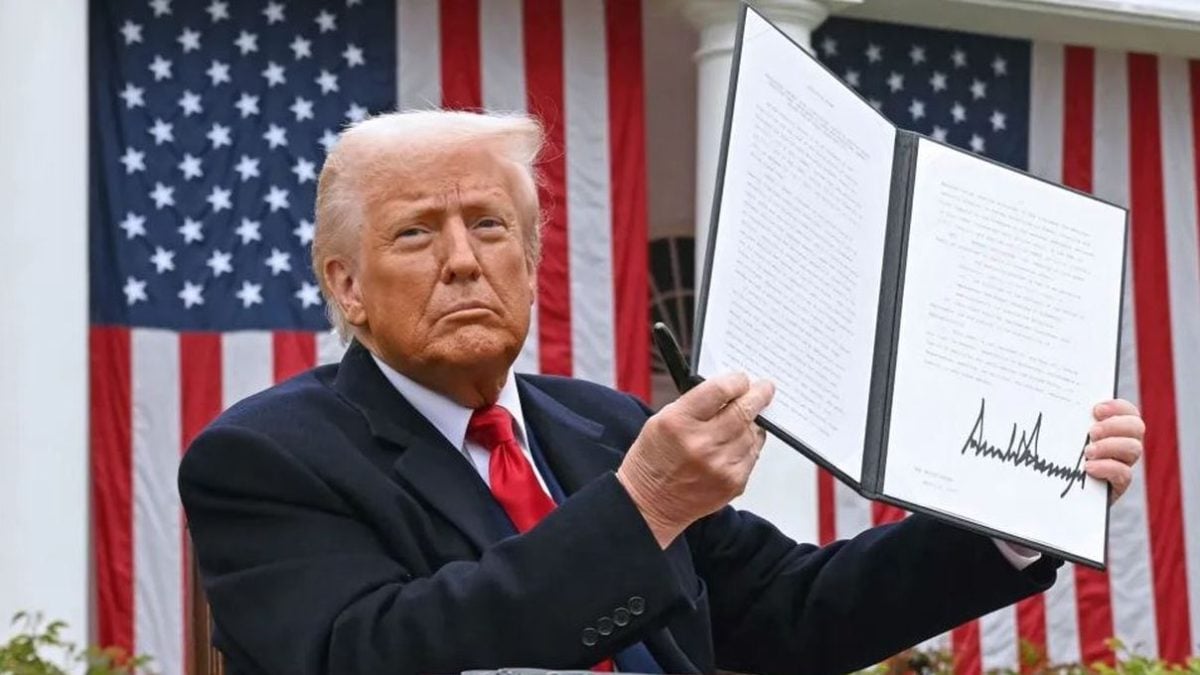 Donald Trump drži potpisanu izvršnu uredbu o carinama u Ružičnjaku Bijele kuće, travanj 2025.