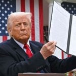 Donald Trump drži potpisanu izvršnu uredbu o carinama u Ružičnjaku Bijele kuće, travanj 2025.