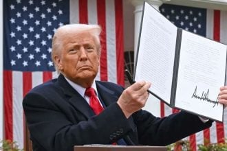 Donald Trump drži potpisanu izvršnu uredbu o carinama u Ružičnjaku Bijele kuće, travanj 2025.