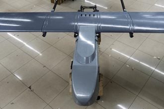 Dron dugog dometa tijekom sastavljanja u radionici ukrajinske tvrtke Fire Point, koja proizvodi FP-1 i FP-2 borbene dronove, siječanj 2026.