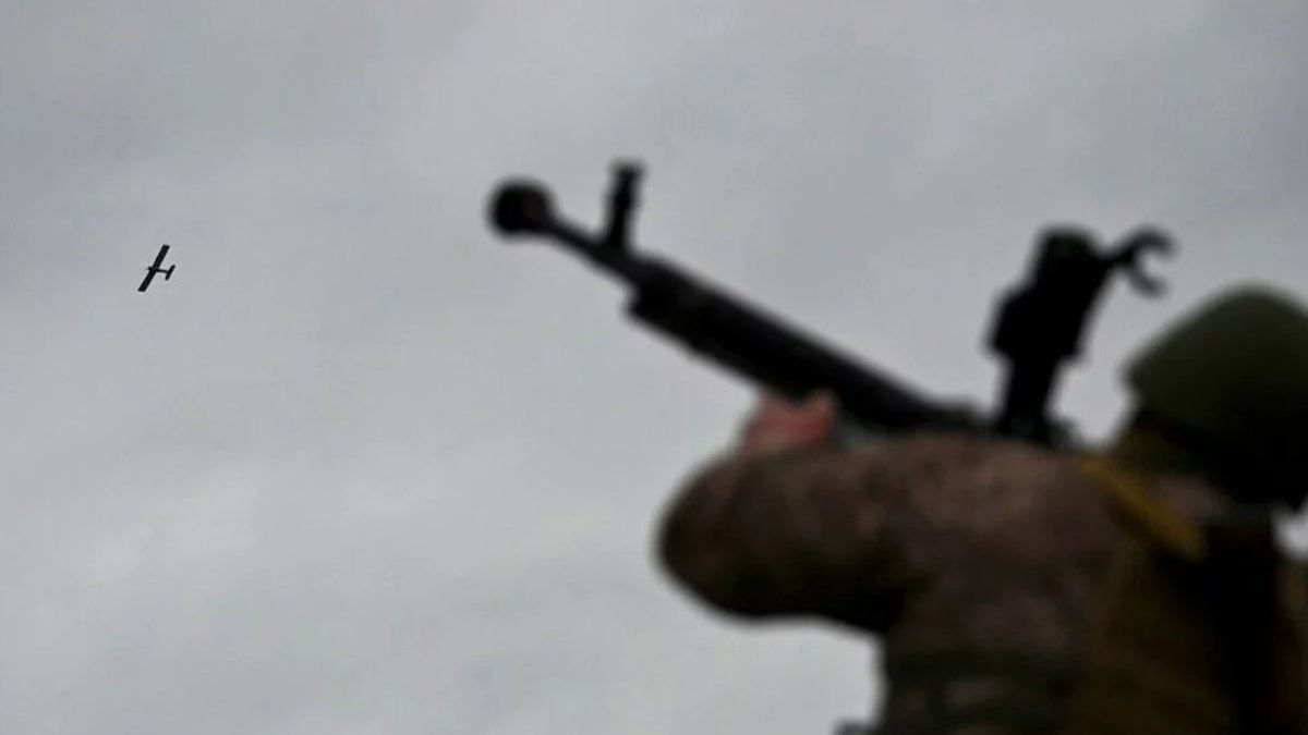 Ukrajinski vojnik cilja strojnicom prema dronu tijekom protudronske vojne vježbe u Černigivskoj oblasti u studenome 2023. godine.