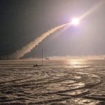 Ukrajina ispaljuje raketu Flamingo tijekom noćnog lansiranja iz snijegom prekrivenog područja.