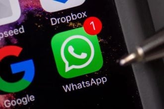 Zaslon iPhonea s aplikacijama WhatsApp, Google, Dropbox i Snapseed u Dresdenu, 22. veljače 2017.