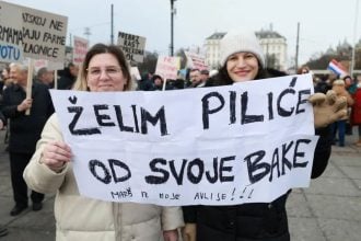 Zagreb - prosvjed protiv gradnje peradarskih pogona kod Siska na Trgu kralja Tomislava
