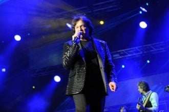 Zdravko Čolić nastupa na koncertu u splitskoj Spaladium Areni u listopadu 2015.