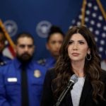 Američka ministrica domovinske sigurnosti Kristi Noem govori na konferenciji za novinare u zračnoj luci Miami.