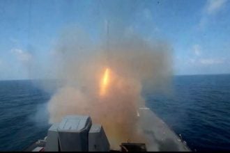 Razarač USS Spruance ispaljuje krstareće rakete Tomahawk tijekom operacije „Epic Fury“ 28. veljače 2026. godine.