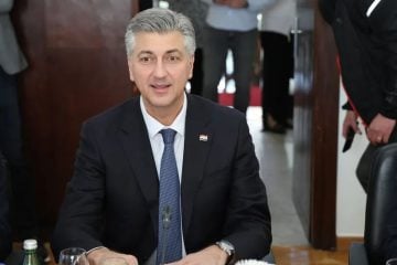 Premijer Andrej Plenković tijekom posjeta Zadru na sastanku s predstavnicima Zadarske županije i Grada Zadra.