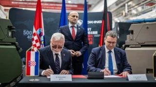 Potpisivanje ugovora između DOK-ING-a i Rheinmetalla u Zagrebu, na slici Vjekoslav Majetić, Ivan Anušić i Bjorn Bernhard.