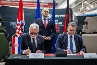 Potpisivanje ugovora između DOK-ING-a i Rheinmetalla u Zagrebu, na slici Vjekoslav Majetić, Ivan Anušić i Bjorn Bernhard.