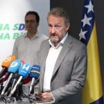 Bakir Izetbegović tijekom izvanredne tiskovne konferencije u Sarajevu 25. srpnja 2022.
