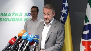 Bakir Izetbegović tijekom izvanredne tiskovne konferencije u Sarajevu 25. srpnja 2022.