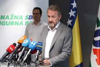 Bakir Izetbegović tijekom izvanredne tiskovne konferencije u Sarajevu 25. srpnja 2022.