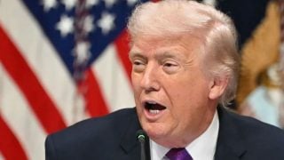 Američki predsjednik Donald Trump govori na okruglom stolu u kompleksu Bijele kuće u Washingtonu.