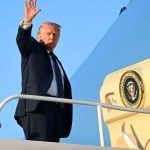 Donald Trump ukrcava se u Air Force One u zračnoj luci u Miamiju