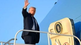 Donald Trump ukrcava se u Air Force One u zračnoj luci u Miamiju