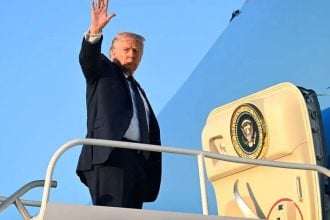 Donald Trump ukrcava se u Air Force One u zračnoj luci u Miamiju