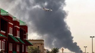 Zrakoplov Emiratesa pri slijetanju dok se u blizini zračne luke Dubai uzdiže dim iz požara nakon incidenta povezanog s dronom