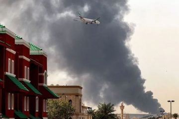 Zrakoplov Emiratesa pri slijetanju dok se u blizini zračne luke Dubai uzdiže dim iz požara nakon incidenta povezanog s dronom