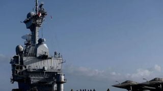 Francuski nosač zrakoplova Charles de Gaulle s borbenim avionima Rafale na palubi tijekom plovidbe uz obalu Francuske