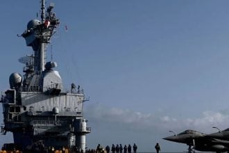 Francuski nosač zrakoplova Charles de Gaulle s borbenim avionima Rafale na palubi tijekom plovidbe uz obalu Francuske