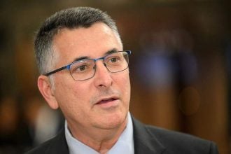 Gideon Saar razgovara s novinarima na ministarskom sastanku u Bruxellesu