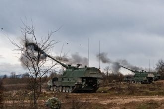 Topničko bojno gađanje 2. bitnice Samohodne haubičke bojne na poligonu Eugen Kvaternik kod Slunja 12. ožujka 2026. u uvjetima koji simuliraju stvarne borbene okolnosti.