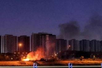 Požar kod američkog veleposlanstva u bagdadskoj Zelenoj zoni nakon napada dronom i raketama