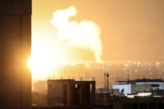 Dim i vatra iznad središta Teherana nakon novih zračnih napada tijekom eskalacije rata na Bliskom istoku.