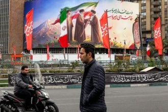 Transparent na trgu Valiasr u Teheranu prikazuje Modžtabu Hameneija kao novog vrhovnog vođu Irana.