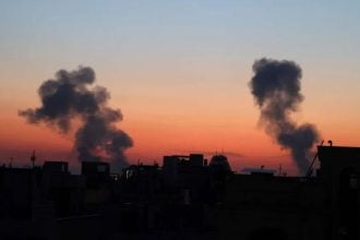 Crni oblaci dima iznad središta Teherana nakon zračnih napada i snažnih eksplozija.