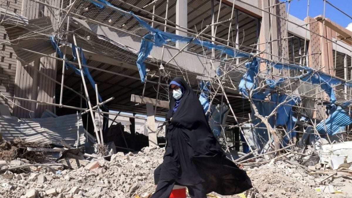 Žena prolazi pokraj teško oštećene zgrade u blizini trga Ferdowsi u Teheranu nakon američko-izraelskih napada na Iran, 3. ožujka 2026.