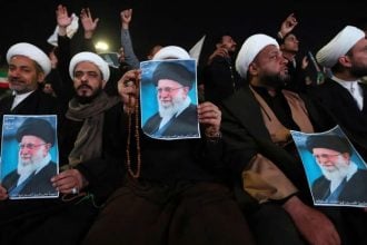 Šijitski klerici u Bagdadu drže plakate ajatolaha Alija Hameneija tijekom prosvjednog okupljanja na Trgu Tahrir.