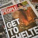 Naslovnice britanskih novina u Liverpoolu nakon američko-izraelskih napada na Iran i najave iranske odmazde prema američkim bazama u Zaljevu, 1. ožujka 2026.