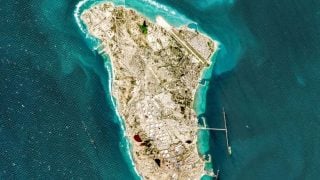Satelitska snimka iranskog otoka Harg s glavnim izvoznim terminalom za sirovu naftu u Perzijskom zaljevu