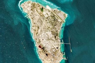 Satelitska snimka iranskog otoka Harg s glavnim izvoznim terminalom za sirovu naftu u Perzijskom zaljevu