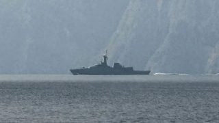 Mornarički brod plovi kroz Hormuški tjesnac nakon napada na dva broda 1. ožujka 2026.