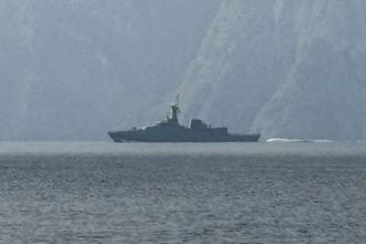 Mornarički brod plovi kroz Hormuški tjesnac nakon napada na dva broda 1. ožujka 2026.