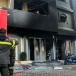 Vatrogasci ispred zapaljene zgrade u Abbassiyehu kod Tira nakon izraelskog bombardiranja u južnom Libanonu.