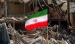 Iranska zastava među ruševinama uz uništenu stambenu zgradu u blizini trga Ferdowsi u Teheranu.