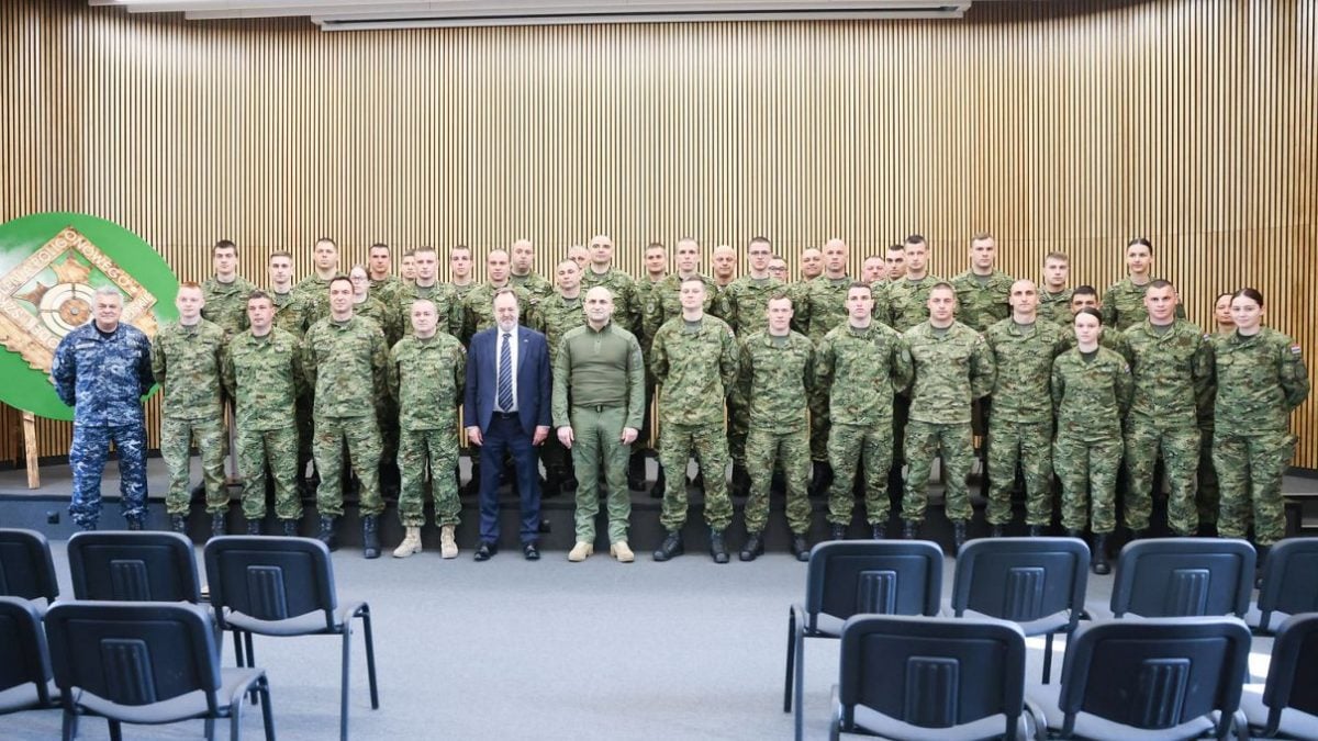 Ivan AnuÅ”iÄ u vojarni Bemowo Piskie obilazi hrvatske vojnike rasporeÄene u NATO-ovoj aktivnosti ojaÄane prednje prisutnosti u Poljskoj.