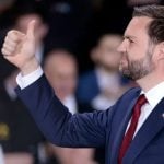 JD Vance tijekom posjeta proizvodnom pogonu Engineering Design Services Inc. u Auburn Hillsu u Michiganu