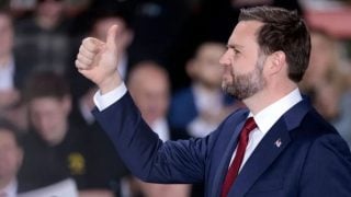 JD Vance tijekom posjeta proizvodnom pogonu Engineering Design Services Inc. u Auburn Hillsu u Michiganu