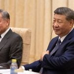 Xi Jinping i Friedrich Merz na sastanku u Pekingu uz kineskog ministra vanjskih poslova Wang Yija.
