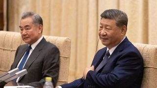 Xi Jinping i Friedrich Merz na sastanku u Pekingu uz kineskog ministra vanjskih poslova Wang Yija.