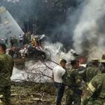 Vojnici i spasioci stoje pokraj zapaljenog vojnog zrakoplova Hercules nakon pada pri polijetanju u Puerto Leguizamu na jugu Kolumbije, 23. ožujka 2026.